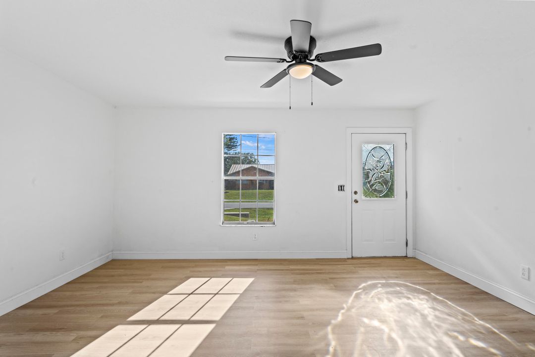 For Sale: $359,000 (3 beds, 2 baths, 1221 Square Feet)