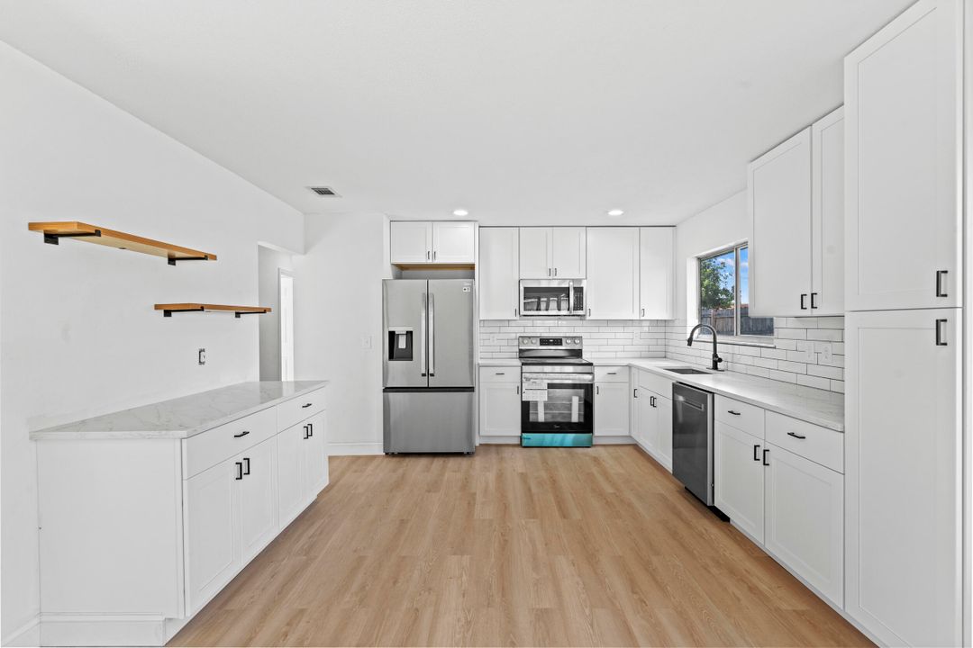 For Sale: $359,000 (3 beds, 2 baths, 1221 Square Feet)