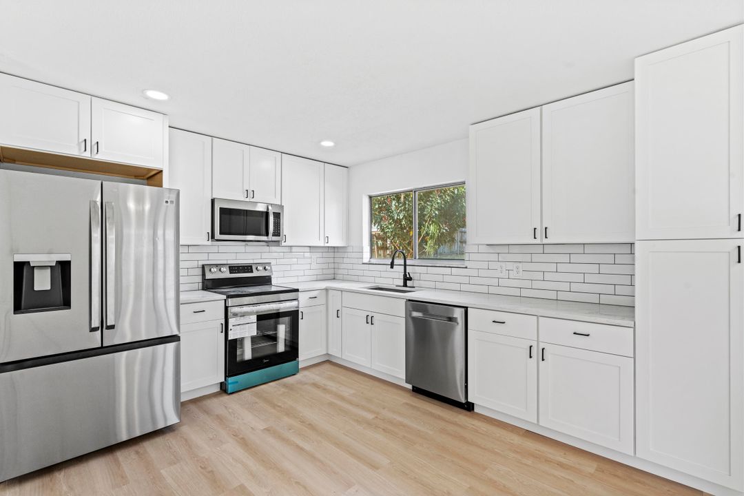 For Sale: $359,000 (3 beds, 2 baths, 1221 Square Feet)