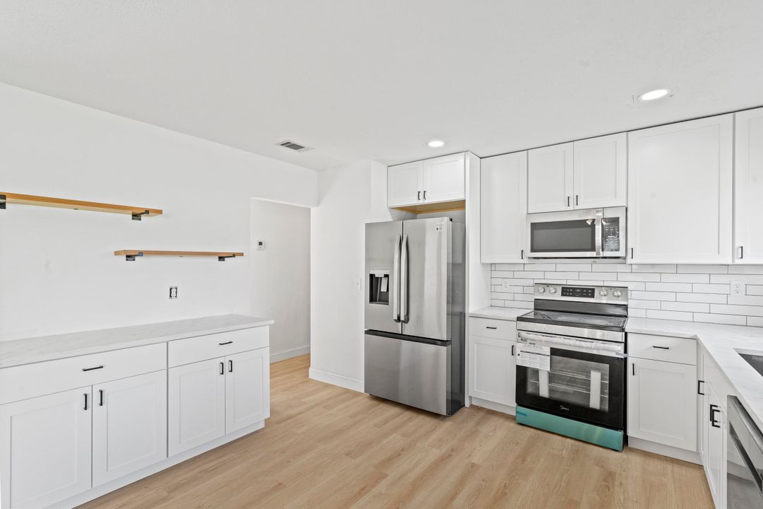 For Sale: $359,000 (3 beds, 2 baths, 1221 Square Feet)
