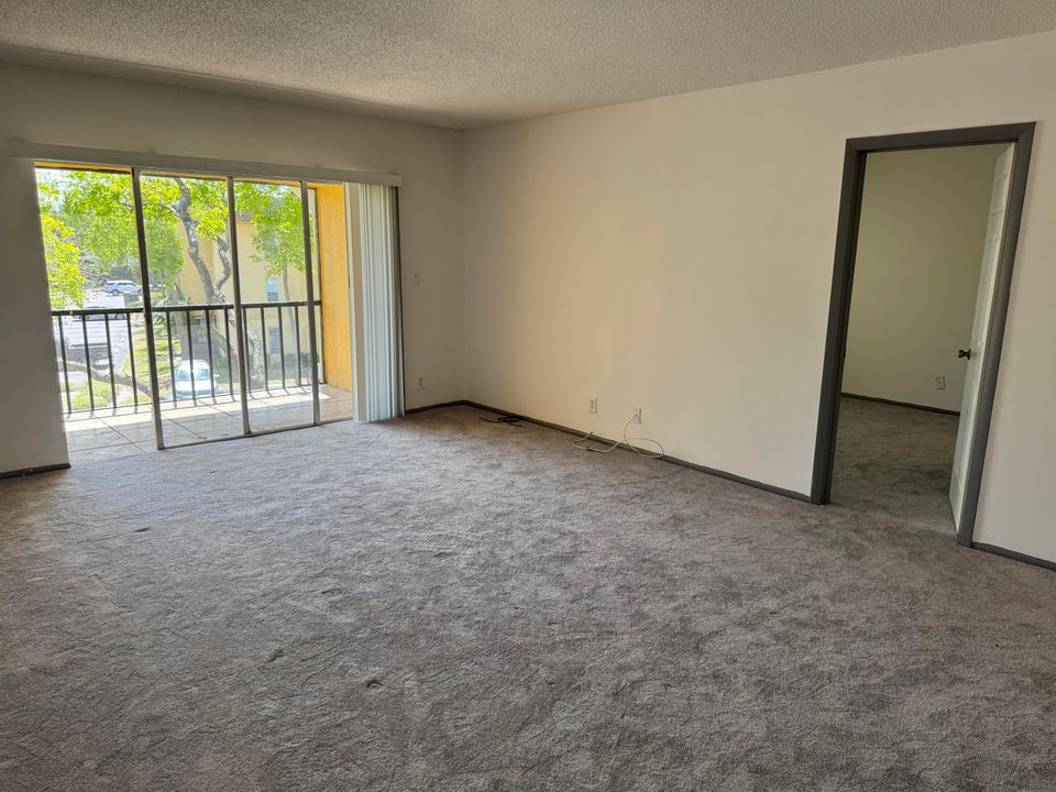 出租: $1,800 (1 贝兹, 1 浴室, 689 平方英尺)