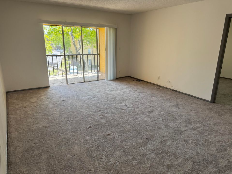 出租: $1,800 (1 贝兹, 1 浴室, 689 平方英尺)