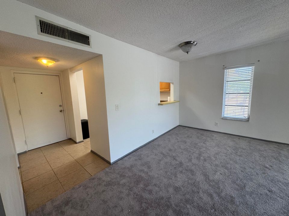 出租: $1,800 (1 贝兹, 1 浴室, 689 平方英尺)