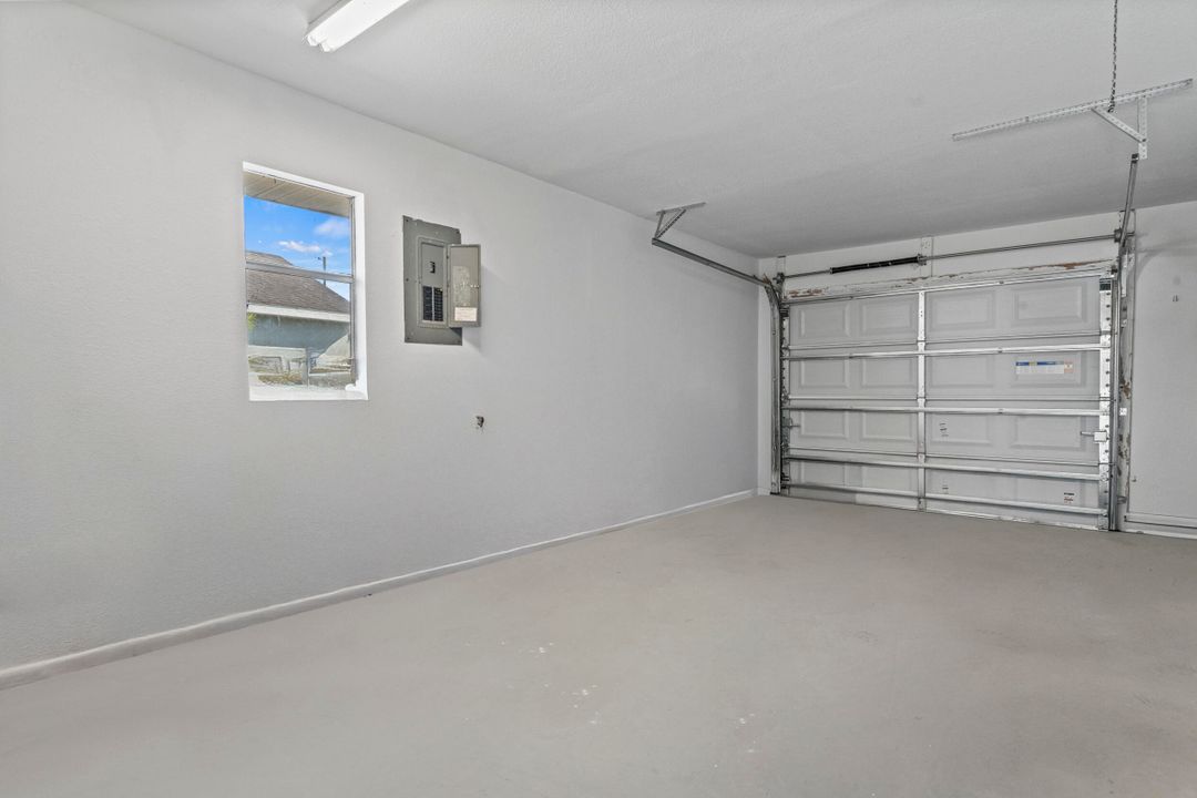 For Sale: $359,000 (3 beds, 2 baths, 1221 Square Feet)