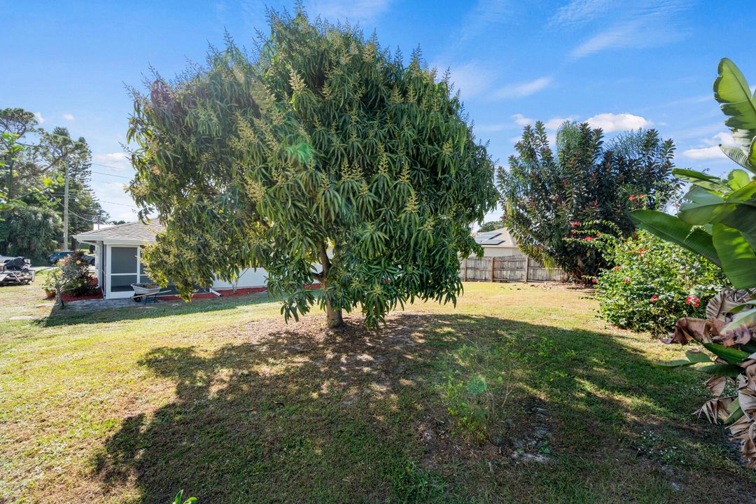 For Sale: $359,000 (3 beds, 2 baths, 1221 Square Feet)