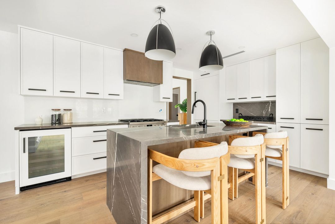 На продажу: $3,395,000 (3 спален, 2 ванн, 2702 Квадратных фут)