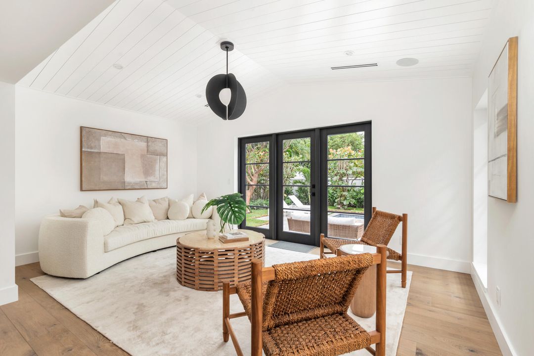 На продажу: $3,395,000 (3 спален, 2 ванн, 2702 Квадратных фут)