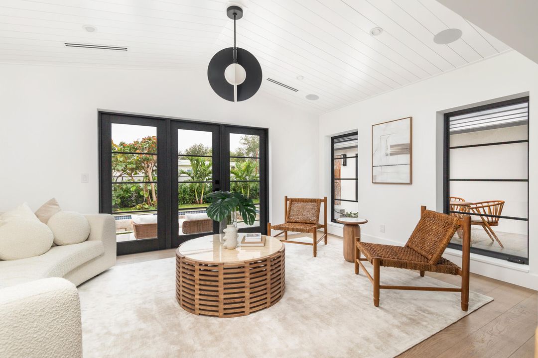 На продажу: $3,395,000 (3 спален, 2 ванн, 2702 Квадратных фут)