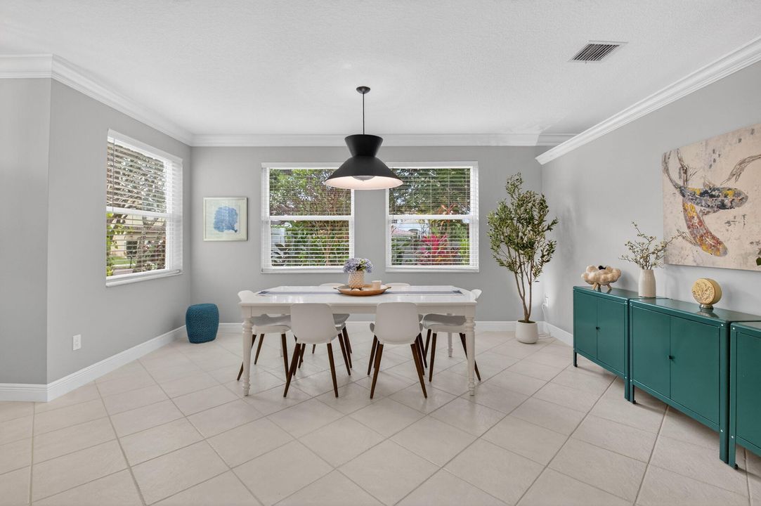 En Venta: $649,000 (4 camas, 2 baños, 2558 Pies cuadrados)