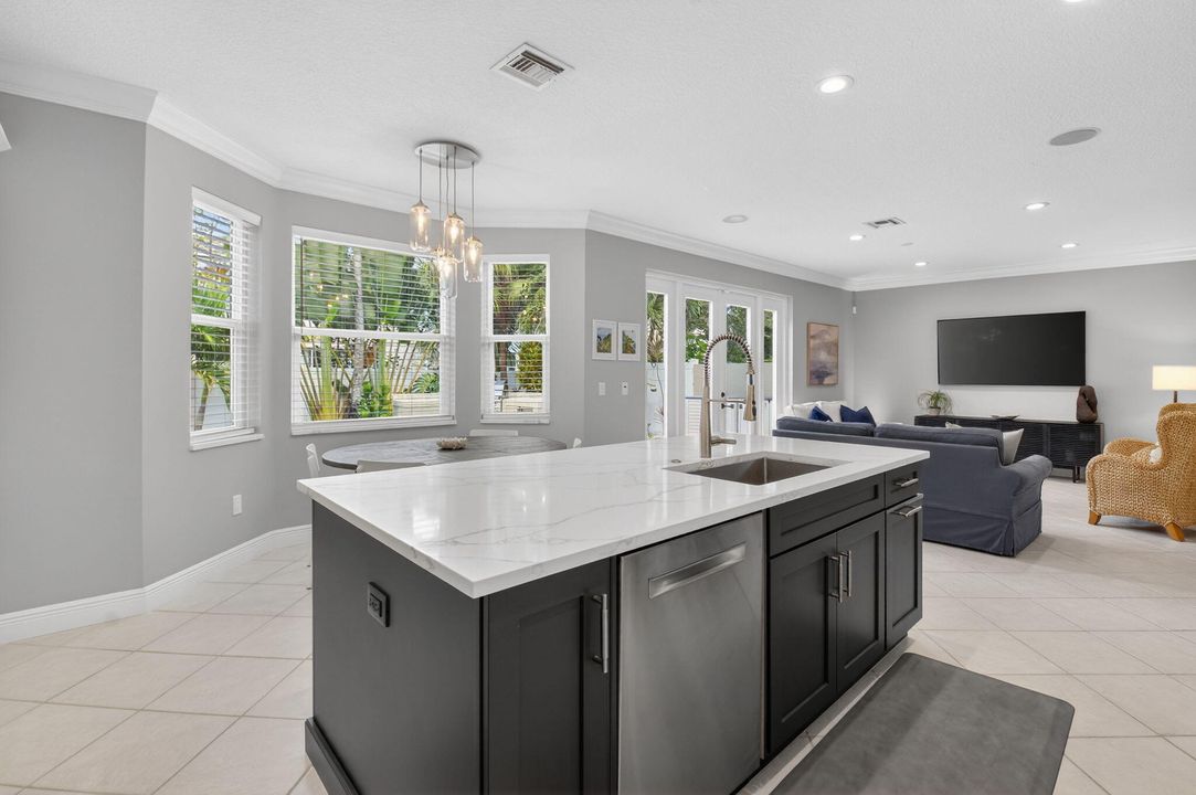 En Venta: $649,000 (4 camas, 2 baños, 2558 Pies cuadrados)