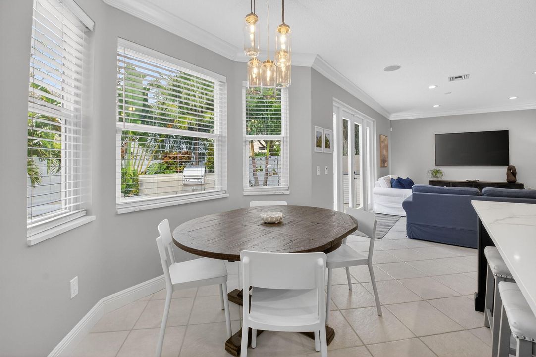 En Venta: $649,000 (4 camas, 2 baños, 2558 Pies cuadrados)