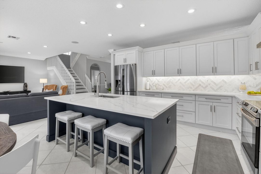 En Venta: $649,000 (4 camas, 2 baños, 2558 Pies cuadrados)