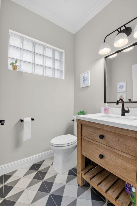 En Venta: $649,000 (4 camas, 2 baños, 2558 Pies cuadrados)