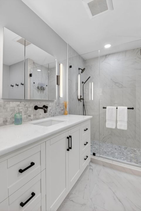 En Venta: $649,000 (4 camas, 2 baños, 2558 Pies cuadrados)