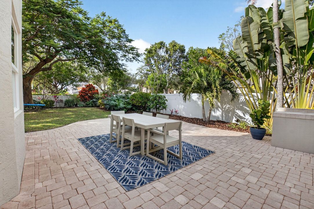 En Venta: $649,000 (4 camas, 2 baños, 2558 Pies cuadrados)