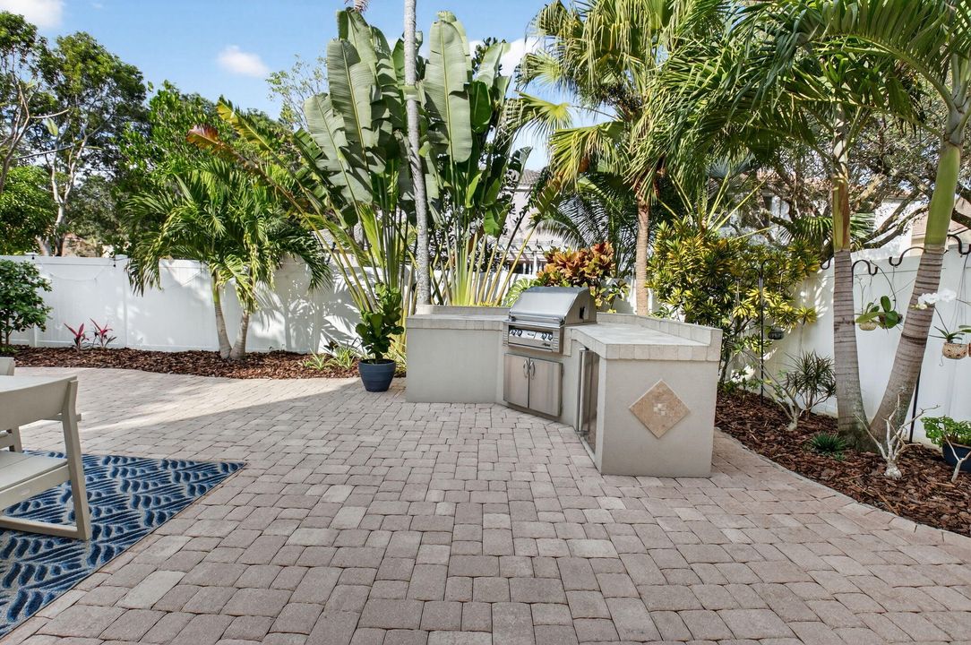 En Venta: $649,000 (4 camas, 2 baños, 2558 Pies cuadrados)