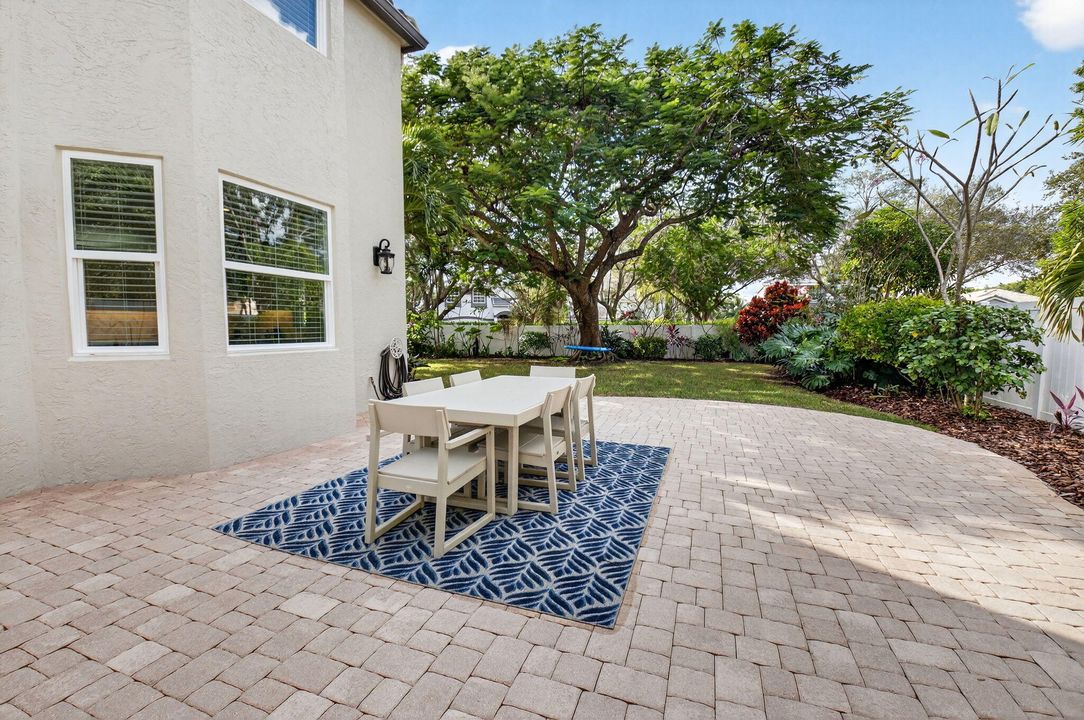 En Venta: $649,000 (4 camas, 2 baños, 2558 Pies cuadrados)