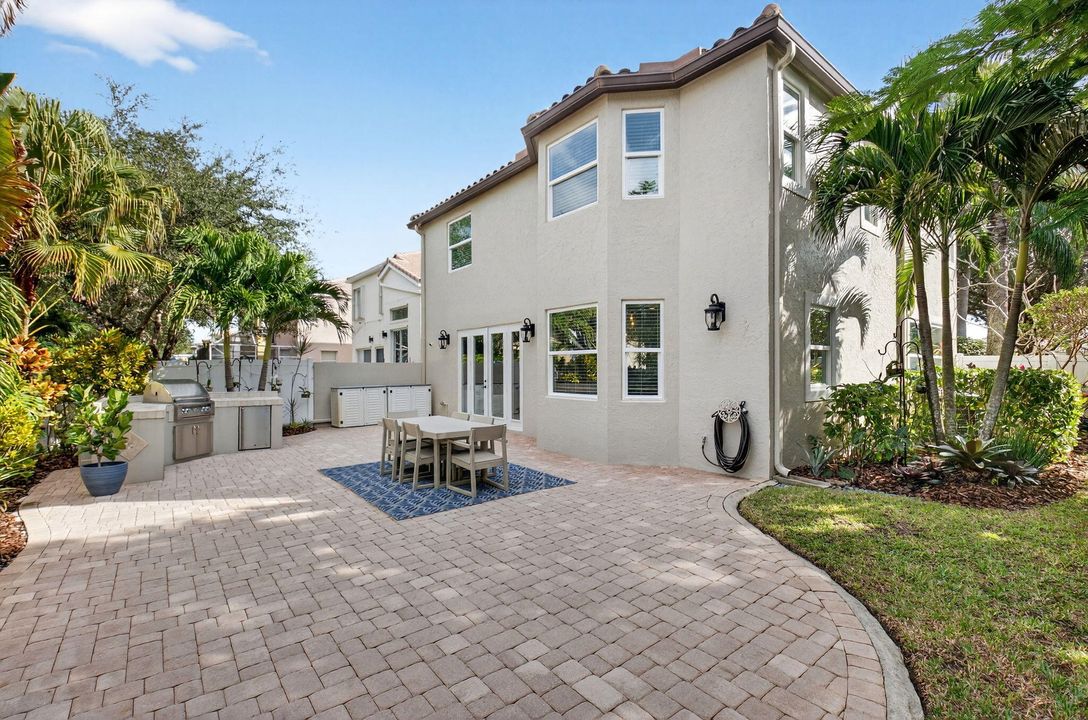 En Venta: $649,000 (4 camas, 2 baños, 2558 Pies cuadrados)