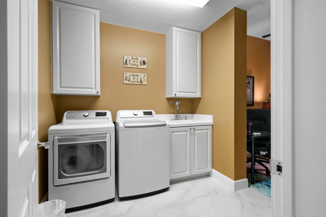 For Sale: $475,000 (2 beds, 2 baths, 1989 Square Feet)