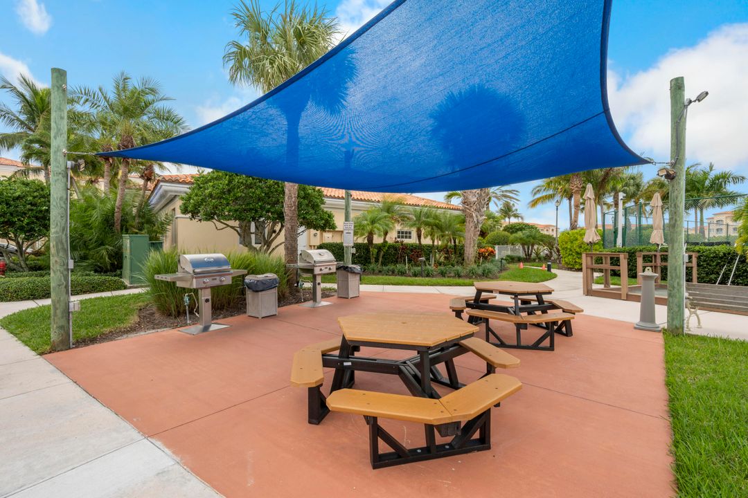 For Sale: $475,000 (2 beds, 2 baths, 1989 Square Feet)