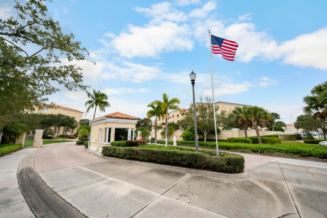 For Sale: $475,000 (2 beds, 2 baths, 1989 Square Feet)