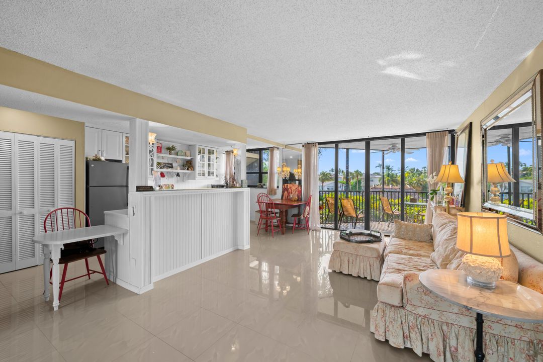 For Sale: $348,000 (1 beds, 1 baths, 1017 Square Feet)