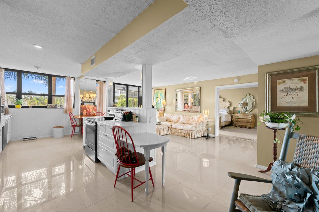 For Sale: $348,000 (1 beds, 1 baths, 1017 Square Feet)