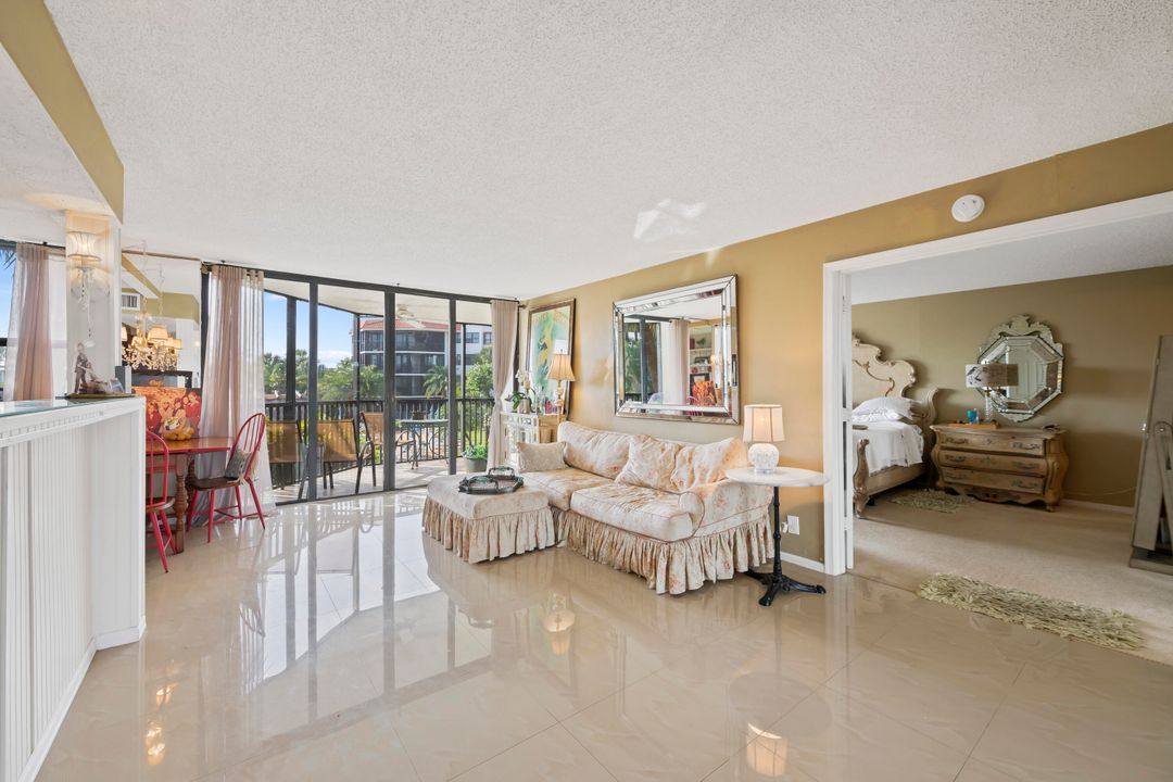 For Sale: $348,000 (1 beds, 1 baths, 1017 Square Feet)