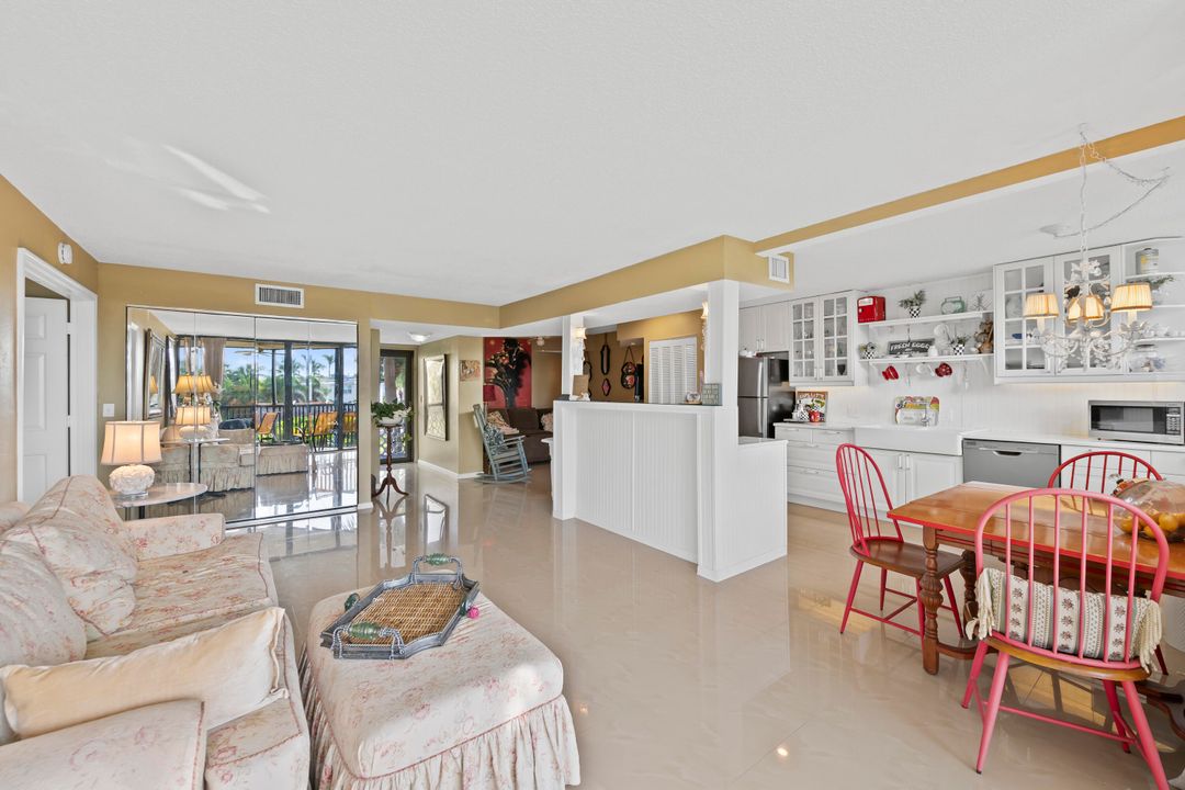 For Sale: $348,000 (1 beds, 1 baths, 1017 Square Feet)