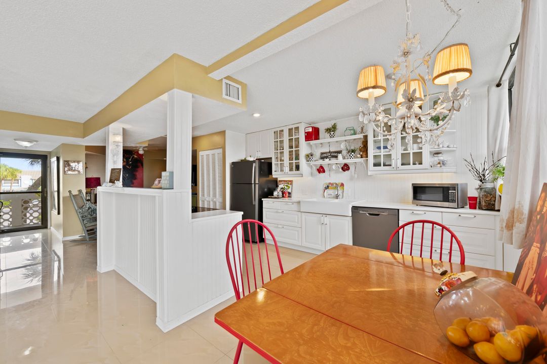 For Sale: $348,000 (1 beds, 1 baths, 1017 Square Feet)