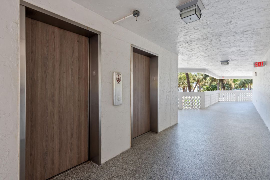 For Sale: $348,000 (1 beds, 1 baths, 1017 Square Feet)