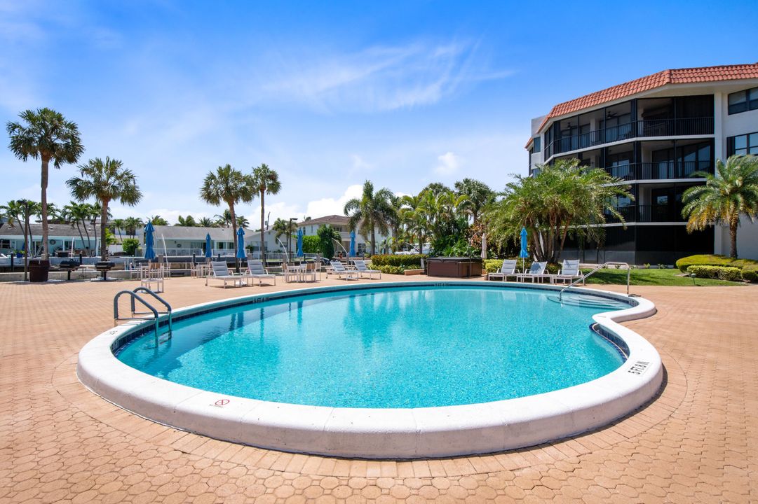 For Sale: $348,000 (1 beds, 1 baths, 1017 Square Feet)