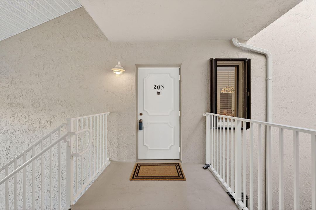 For Sale: $249,000 (2 beds, 2 baths, 1305 Square Feet)