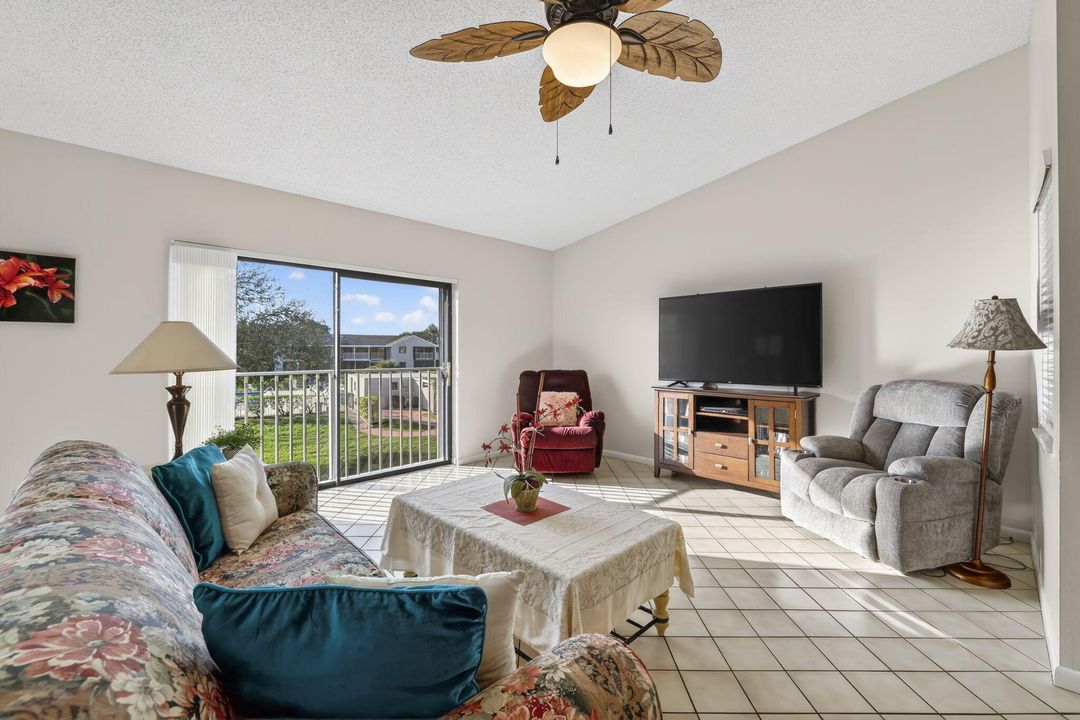 For Sale: $249,000 (2 beds, 2 baths, 1305 Square Feet)