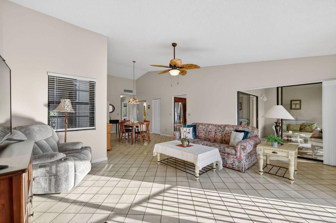 For Sale: $249,000 (2 beds, 2 baths, 1305 Square Feet)