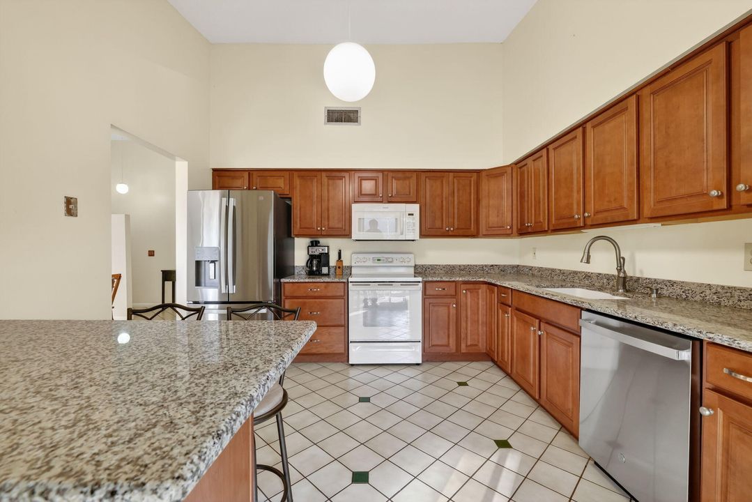 For Sale: $249,000 (2 beds, 2 baths, 1305 Square Feet)