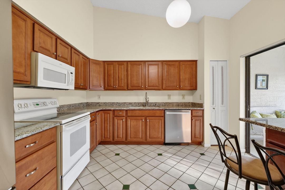 For Sale: $249,000 (2 beds, 2 baths, 1305 Square Feet)