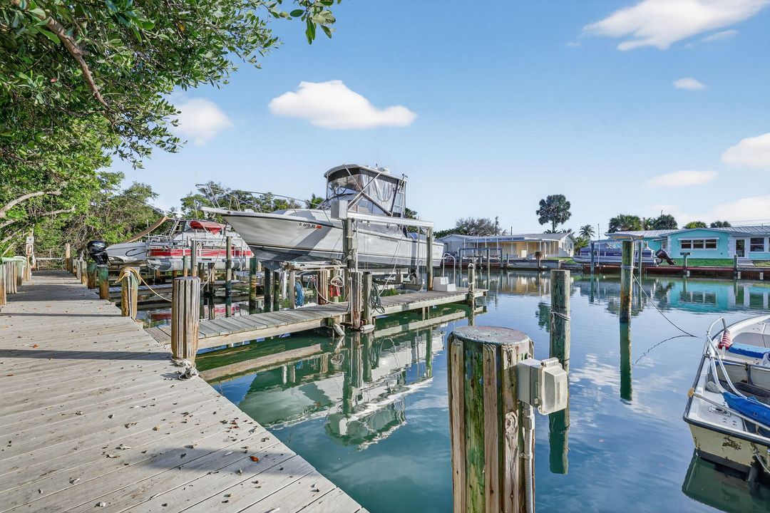 For Sale: $249,000 (2 beds, 2 baths, 1305 Square Feet)