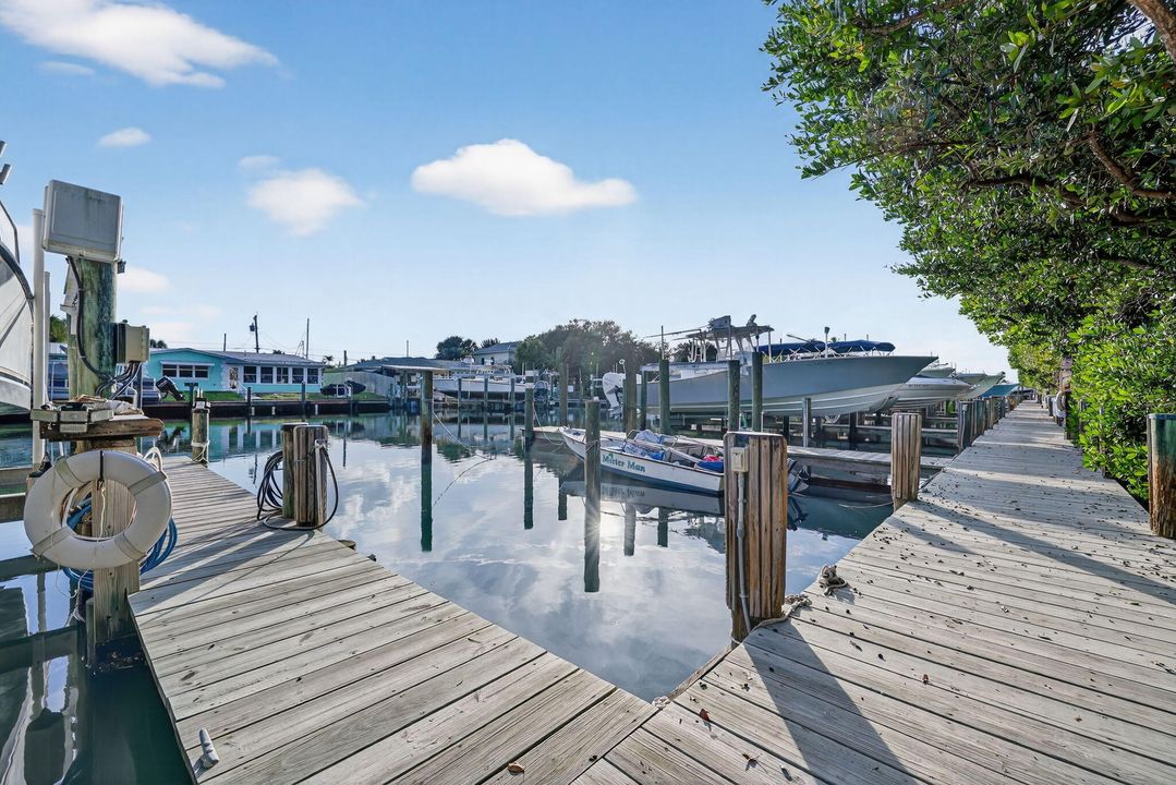 For Sale: $249,000 (2 beds, 2 baths, 1305 Square Feet)