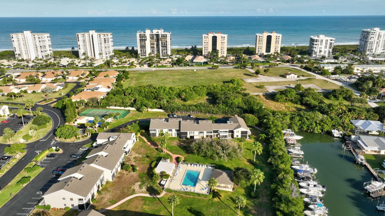 For Sale: $249,000 (2 beds, 2 baths, 1305 Square Feet)