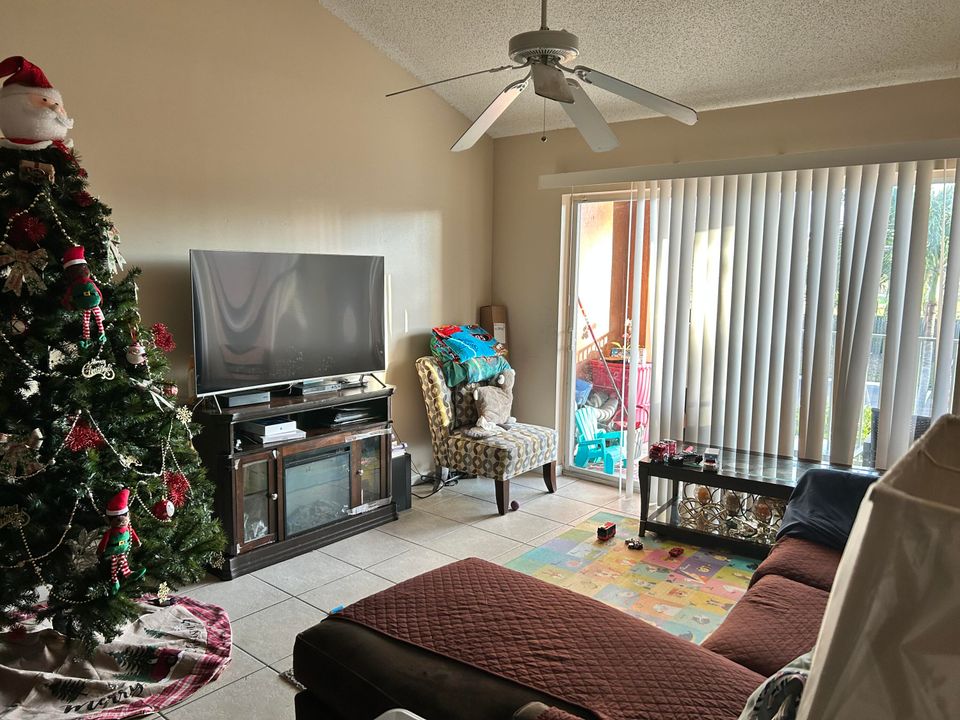 En Venta: $215,000 (2 camas, 2 baños, 1105 Pies cuadrados)