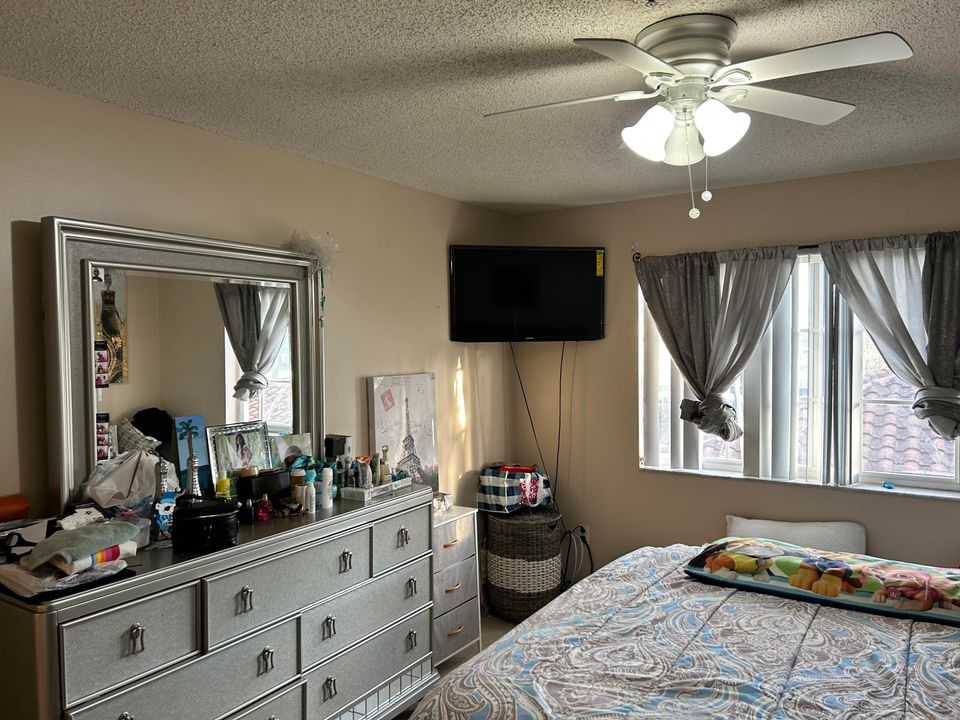 En Venta: $215,000 (2 camas, 2 baños, 1105 Pies cuadrados)