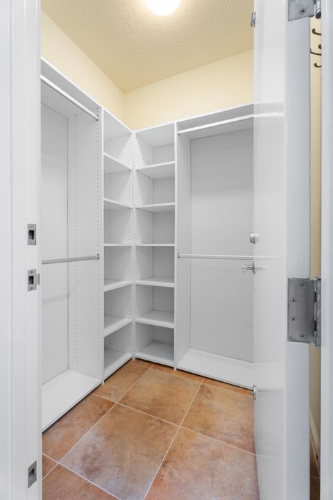 For Sale: $562,000 (4 beds, 3 baths, 2500 Square Feet)