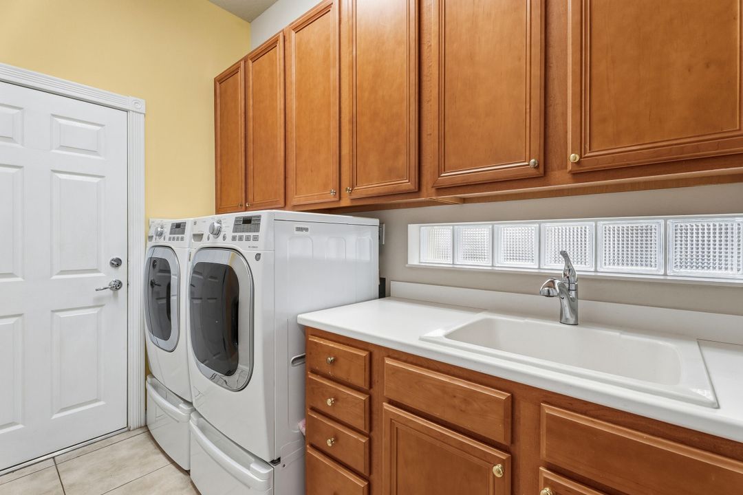 For Sale: $562,000 (4 beds, 3 baths, 2500 Square Feet)