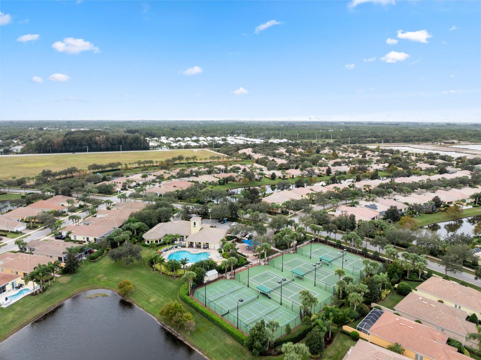 For Sale: $562,000 (4 beds, 3 baths, 2500 Square Feet)