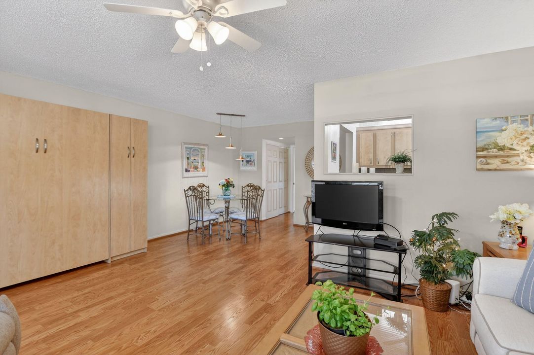 For Sale: $124,000 (1 beds, 1 baths, 700 Square Feet)