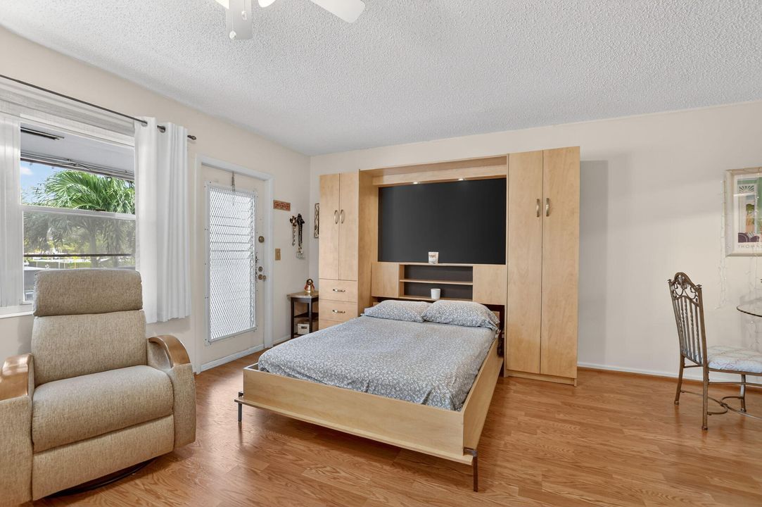 For Sale: $124,000 (1 beds, 1 baths, 700 Square Feet)