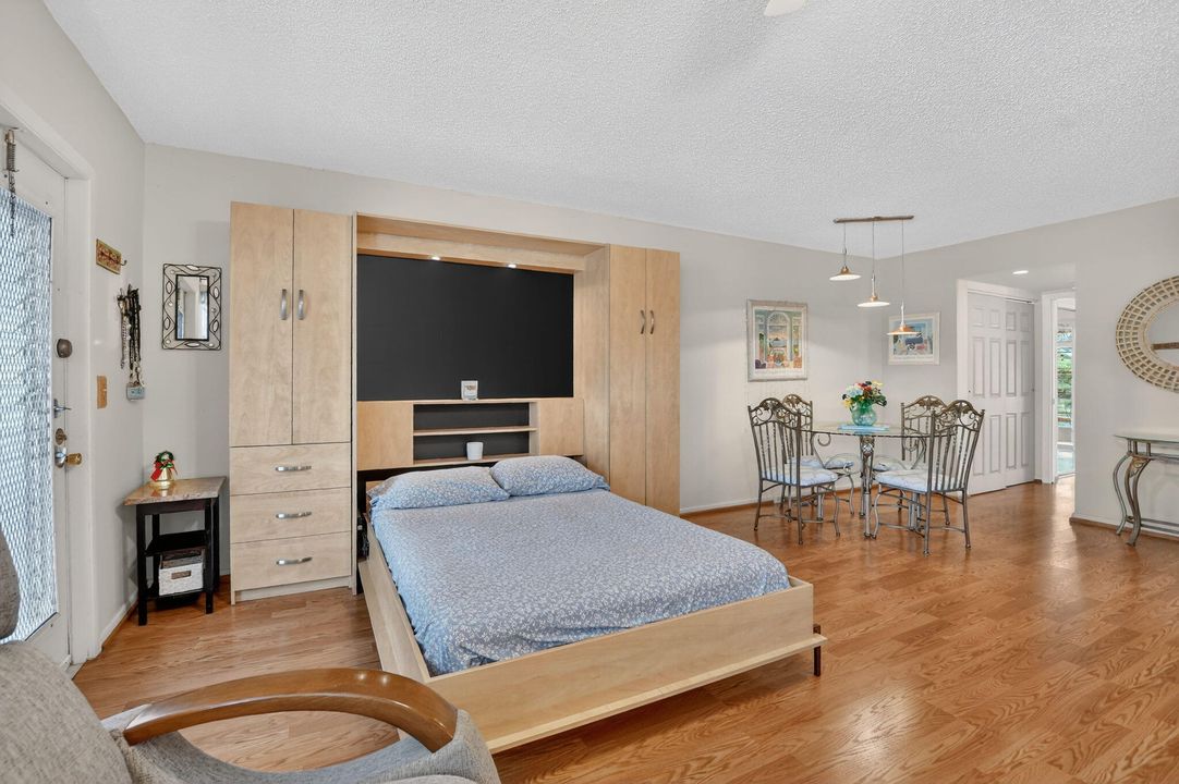 For Sale: $124,000 (1 beds, 1 baths, 700 Square Feet)