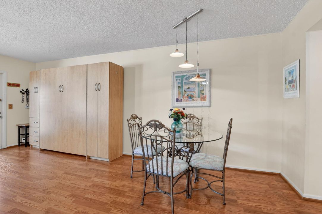 For Sale: $124,000 (1 beds, 1 baths, 700 Square Feet)