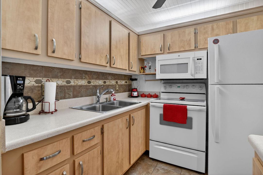 For Sale: $124,000 (1 beds, 1 baths, 700 Square Feet)